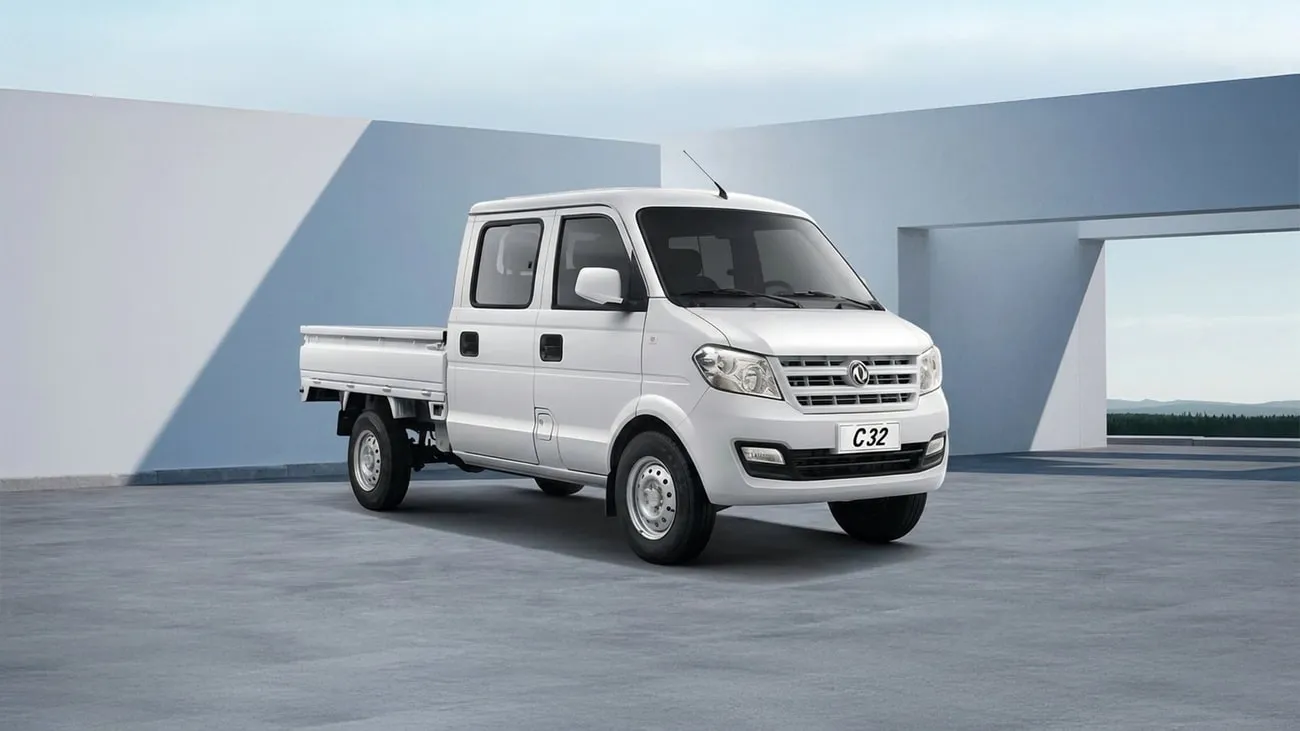 Pick-up DFSK C32 de doble cabina y bandeja de carga, en blanco, vista de frente en tres cuartos