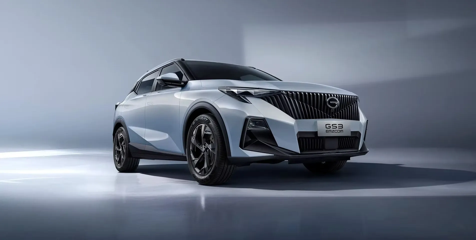 SUV compacto GAC GS3 Emzoom en blanco perla con techo negro, visto de frente en tres cuartos en un estudio